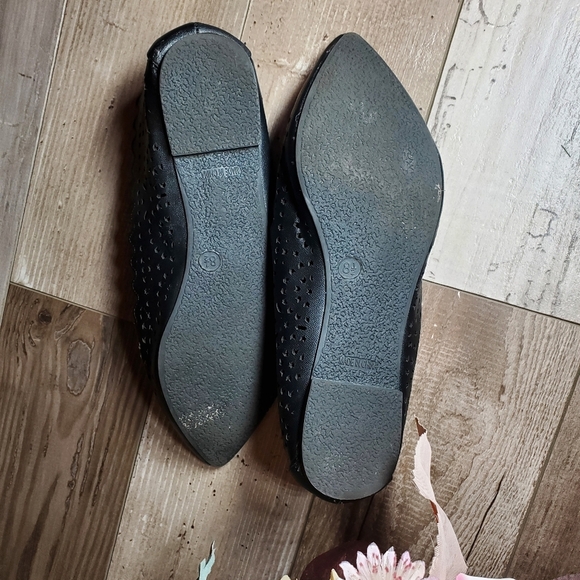 Report Women's Black 8.5 Kira Cutout Pointed Toe Scalloped Edge Flats EUC - Picture 11 of 13